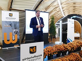 Prof. Dr. Viebig beim Vortrag